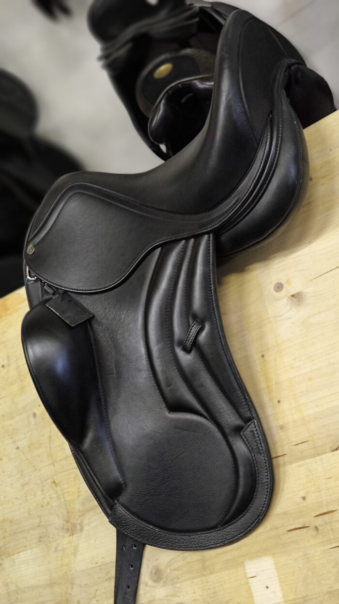 Equestro Lusiana Monoblatt Dressursattel – Bild 5